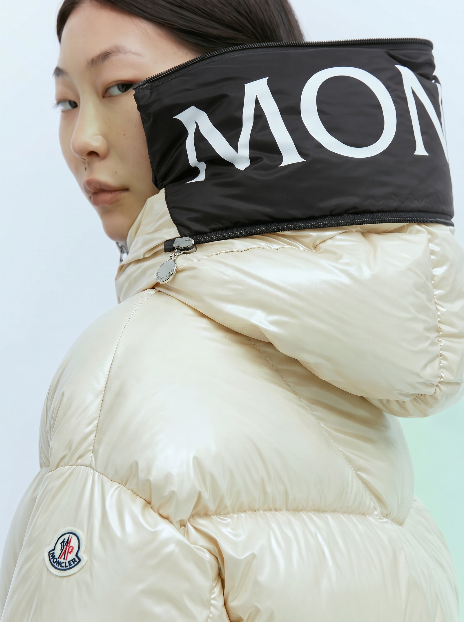 Doudoune Huppe blanche en nylon laqué avec capuche, vue de détail portée.