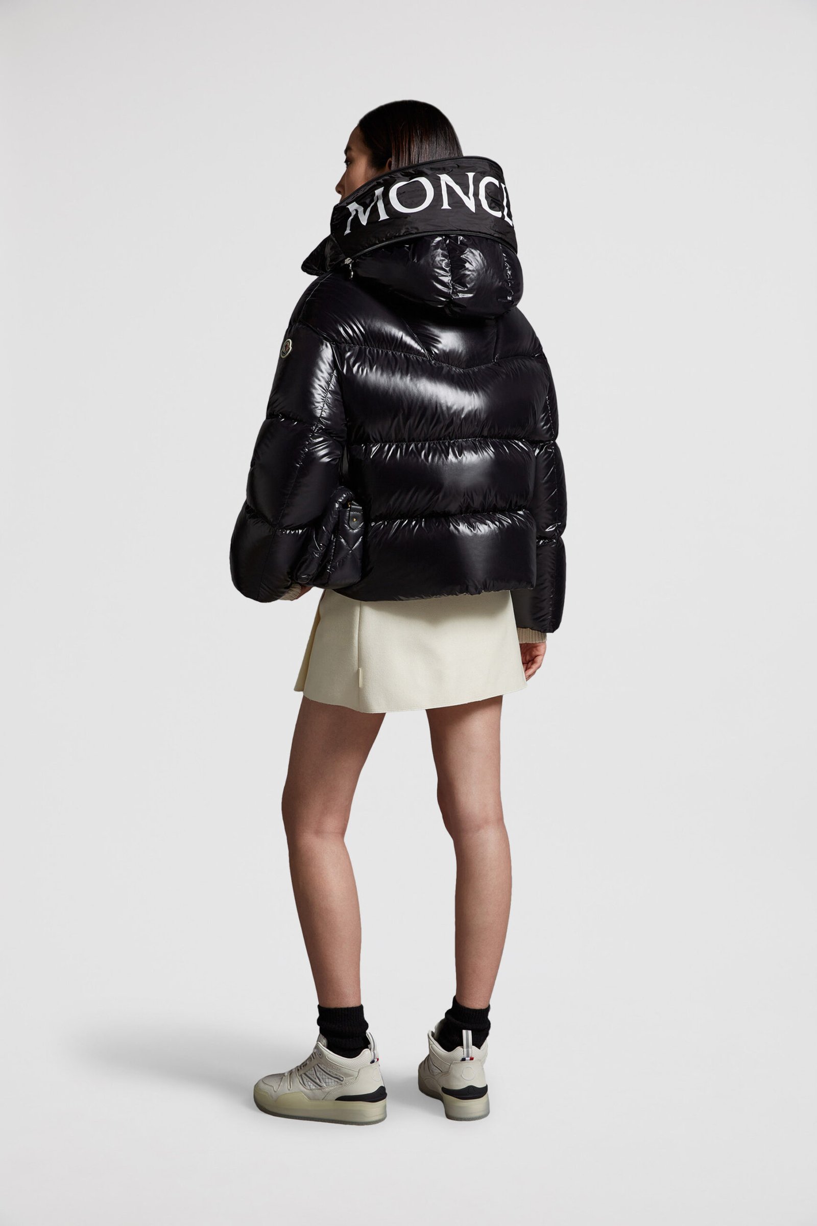 Doudoune Huppe noire — silhouette avec capuche déployée
